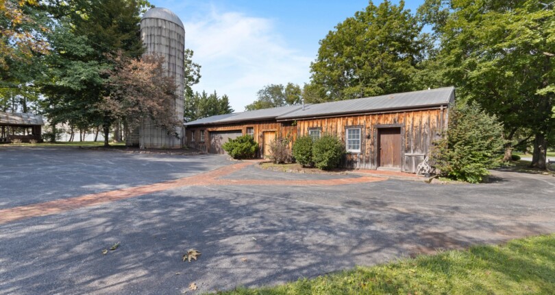 Historic Henry Miller House c.1797 Detached Living & Work Outbuilding